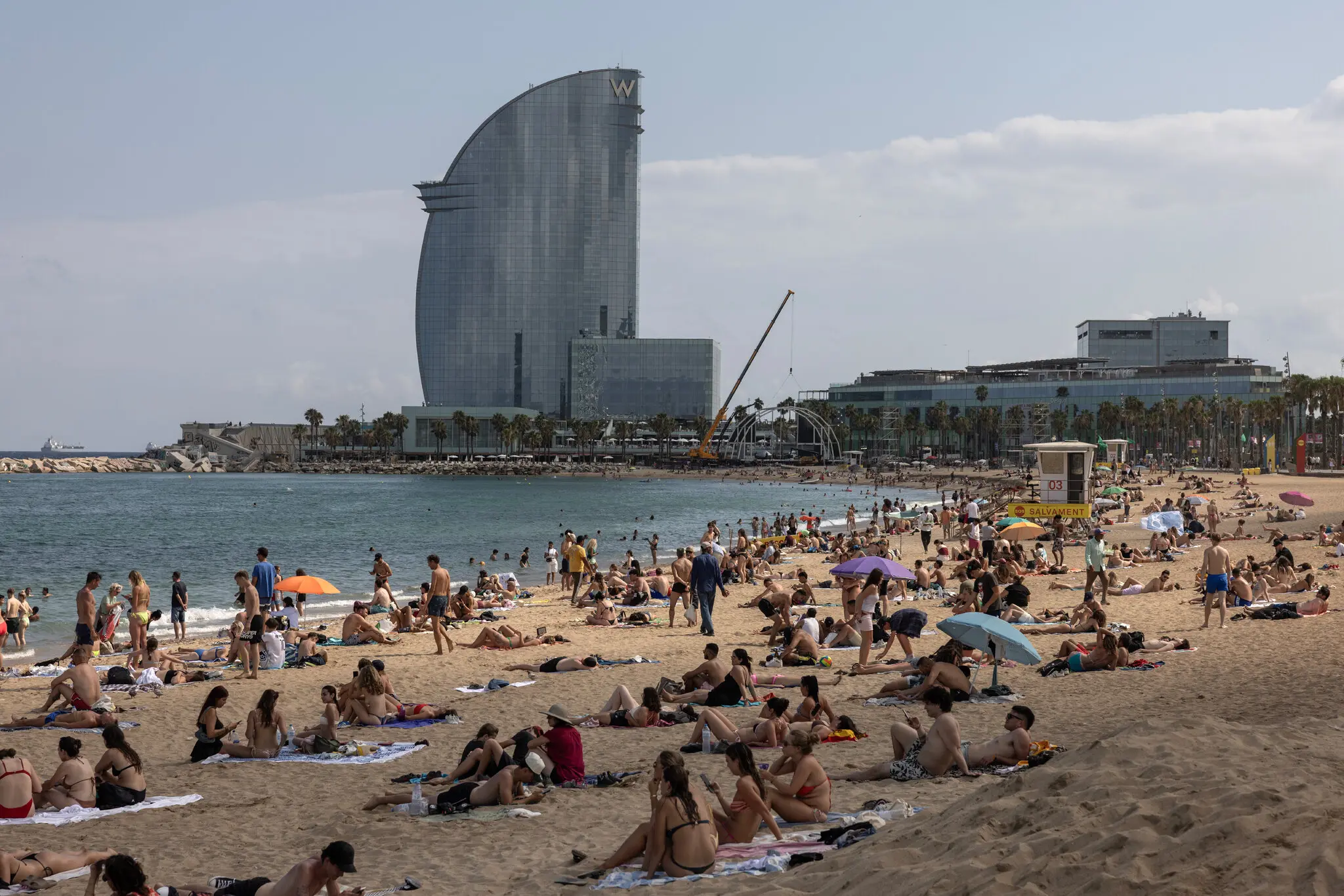 Готель на пляжі в Барселоні. Екстремальна спека може не позбутися надмірного туризму, оскільки галузь перенесе відпустки на холодніші місяці.